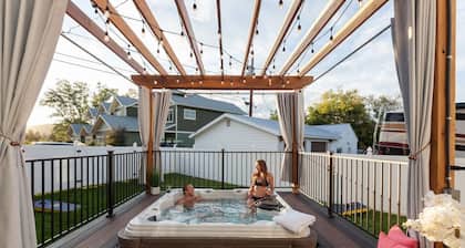 The Manse - Downtown Whitefish Home with Hot Tub