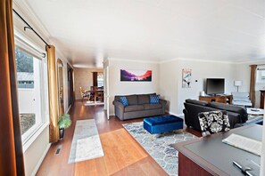 Smart TV, fireplace, Netflix, DVD player