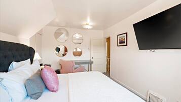 3 bedrooms, pillow-top beds, desk, iron/ironing board