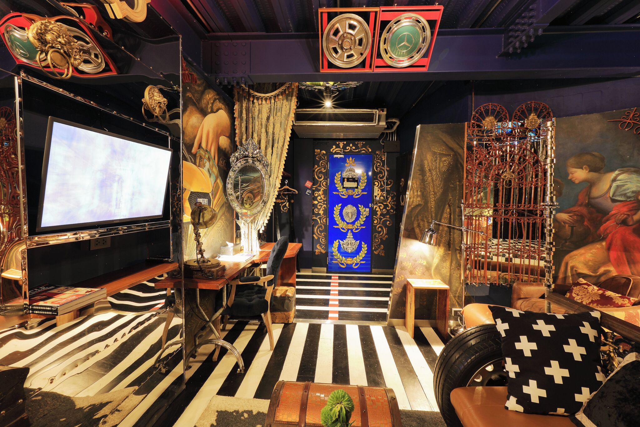 experience room | living area | flat-screen tv