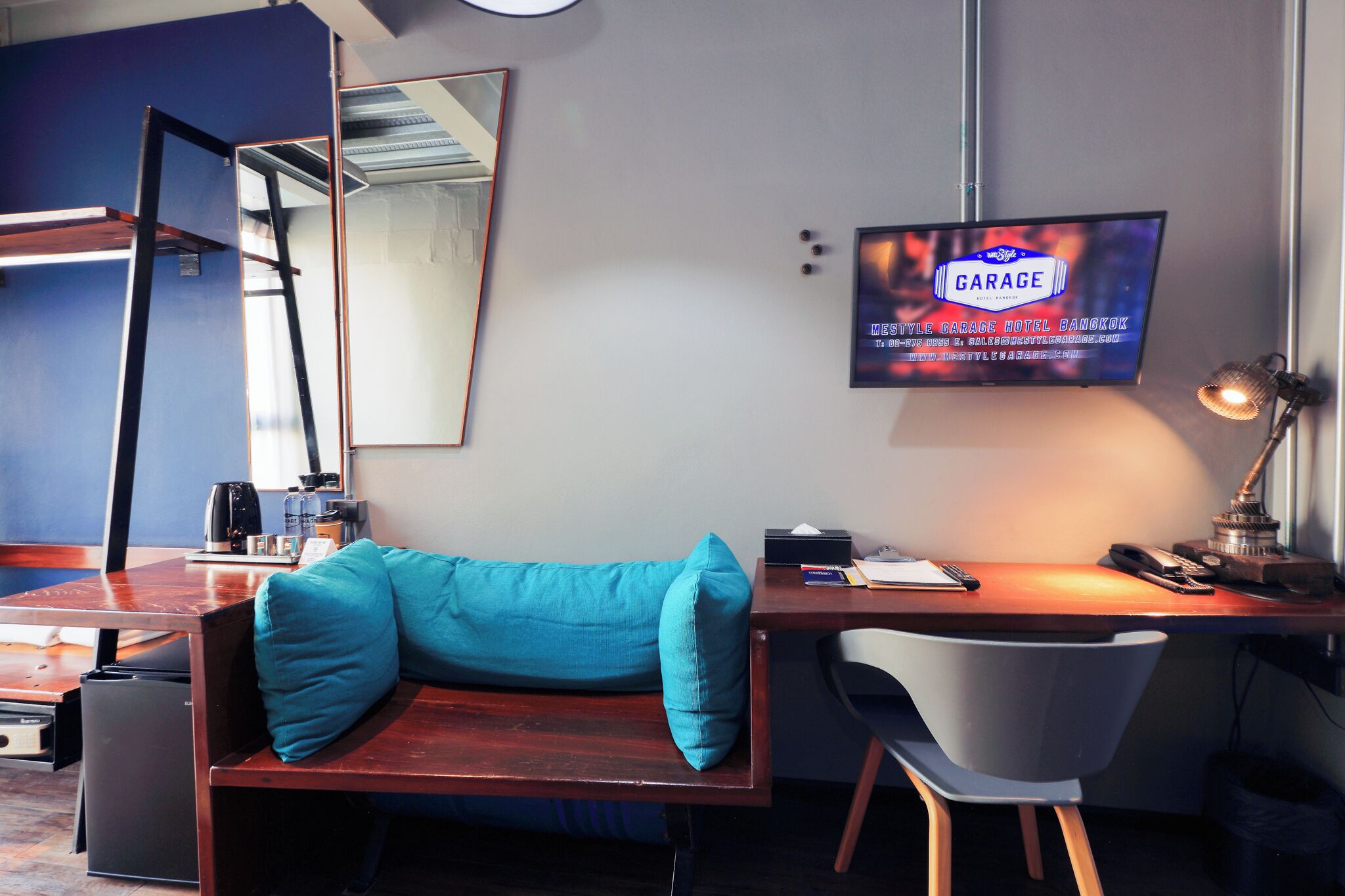 standard room, 1 double bed | living area | flat-screen tv