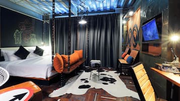 Design Room | Peti besi dalam bilik, meja, langsir/tirai gelap terus, Wi-fi percuma