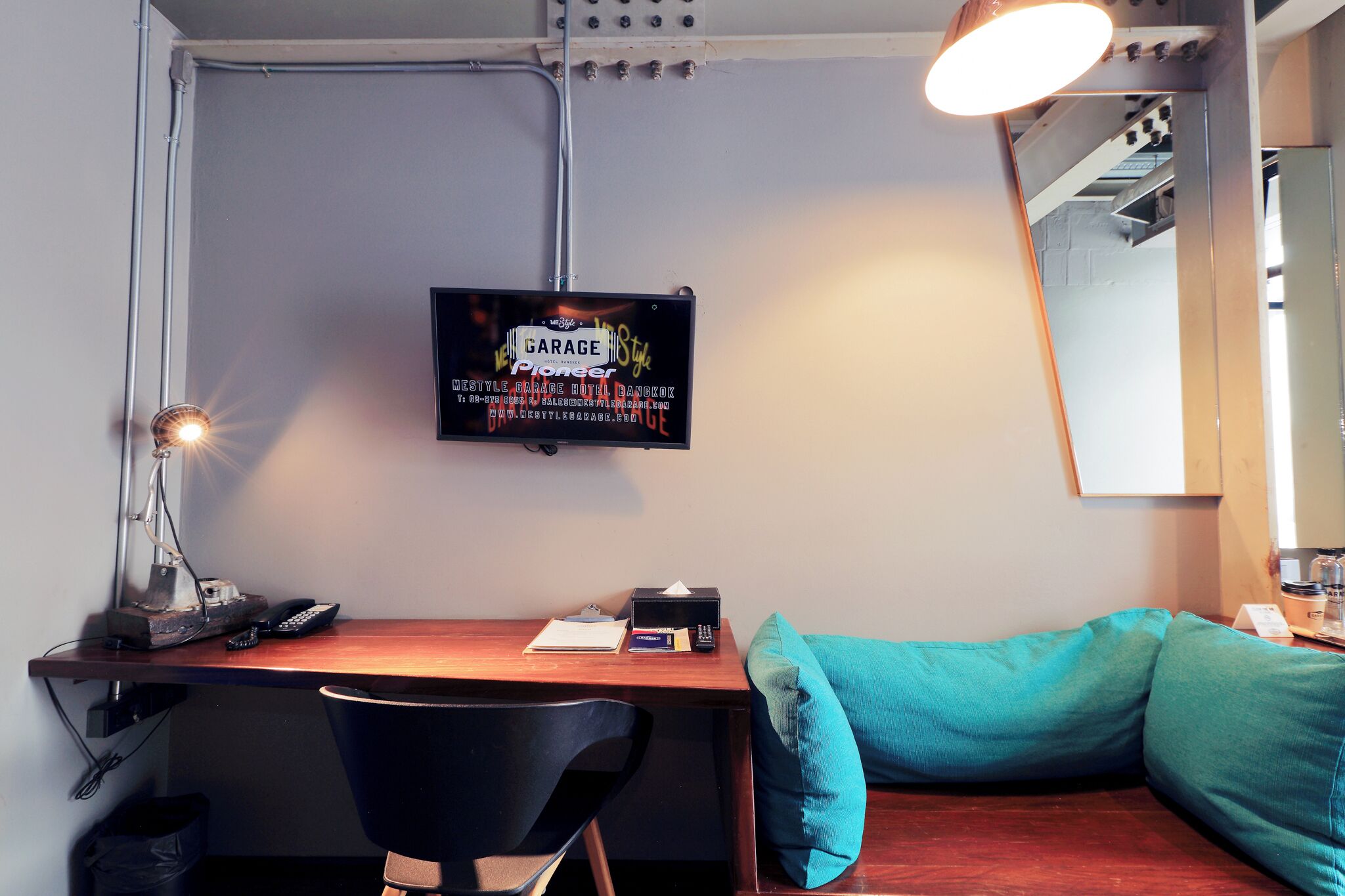 standard room, 2 single beds | living area | flat-screen tv