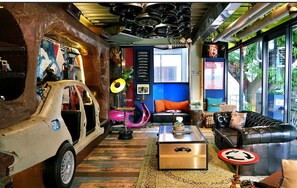 Lobby sitting area - MeStyle Garage Hotel (Bangkok)