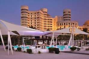 Breakfast, lunch, dinner served; international cuisine, alfresco dining  - Al Hamra Residence (Ras Al Khaimah)