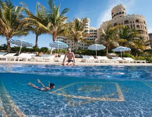 2 outdoor pools, pool umbrellas, sun loungers - Al Hamra Residence (Ras Al Khaimah)