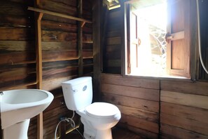 Habitación estándar doble | Baño | Ducha, artículos de higiene personal gratuitos y toallas