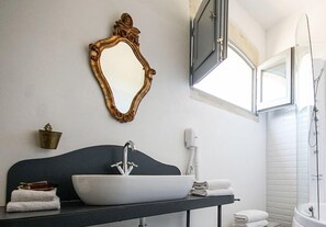 Chambre Double Deluxe | Lavabo de la salle de bain