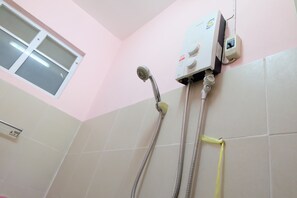 Bathroom shower - Somruthai Resort (Mae Chan)