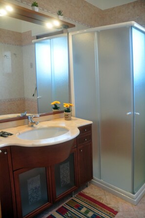 Shower, rainfall showerhead, hair dryer, bathrobes - B&B A Due Passi (Otranto)