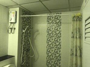 Phòng đơn Tiêu chuẩn | Phòng tắm | Buồng tắm vòi sen, đồ dùng nhà tắm miễn phí, khăn tắm 