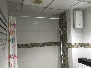 Standaard Twin kamer | Badkamer | Een douche, gratis toiletartikelen, handdoeken, toiletpapier
