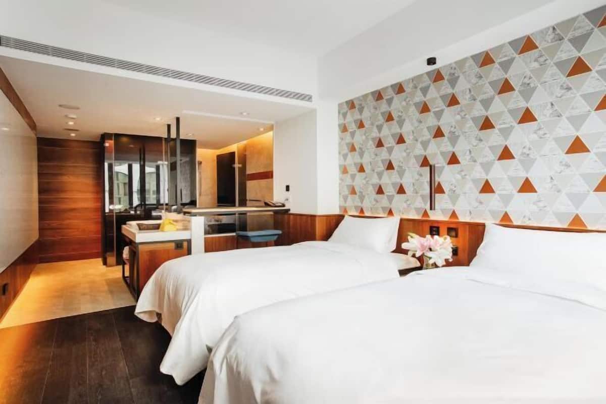 Premium bedding, in-room safe, blackout drapes, soundproofing