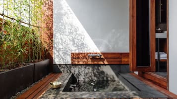 Chambre Double Exécutive, balcon | Salle de bain | Sèche-cheveux, serviettes fournies, shampoing, papier toilette