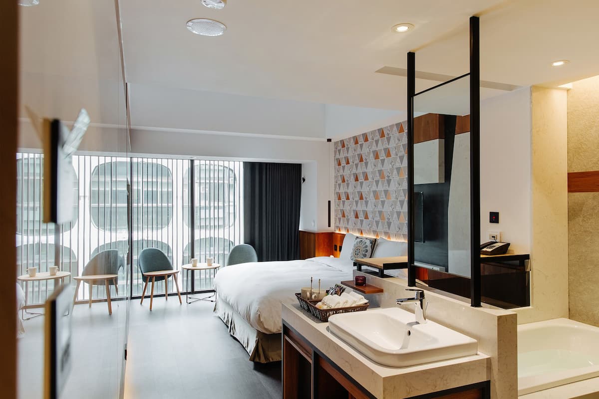 Deluxe Double Room, Bathtub | 1 bedroom, premium bedding, in-room safe, blackout drapes