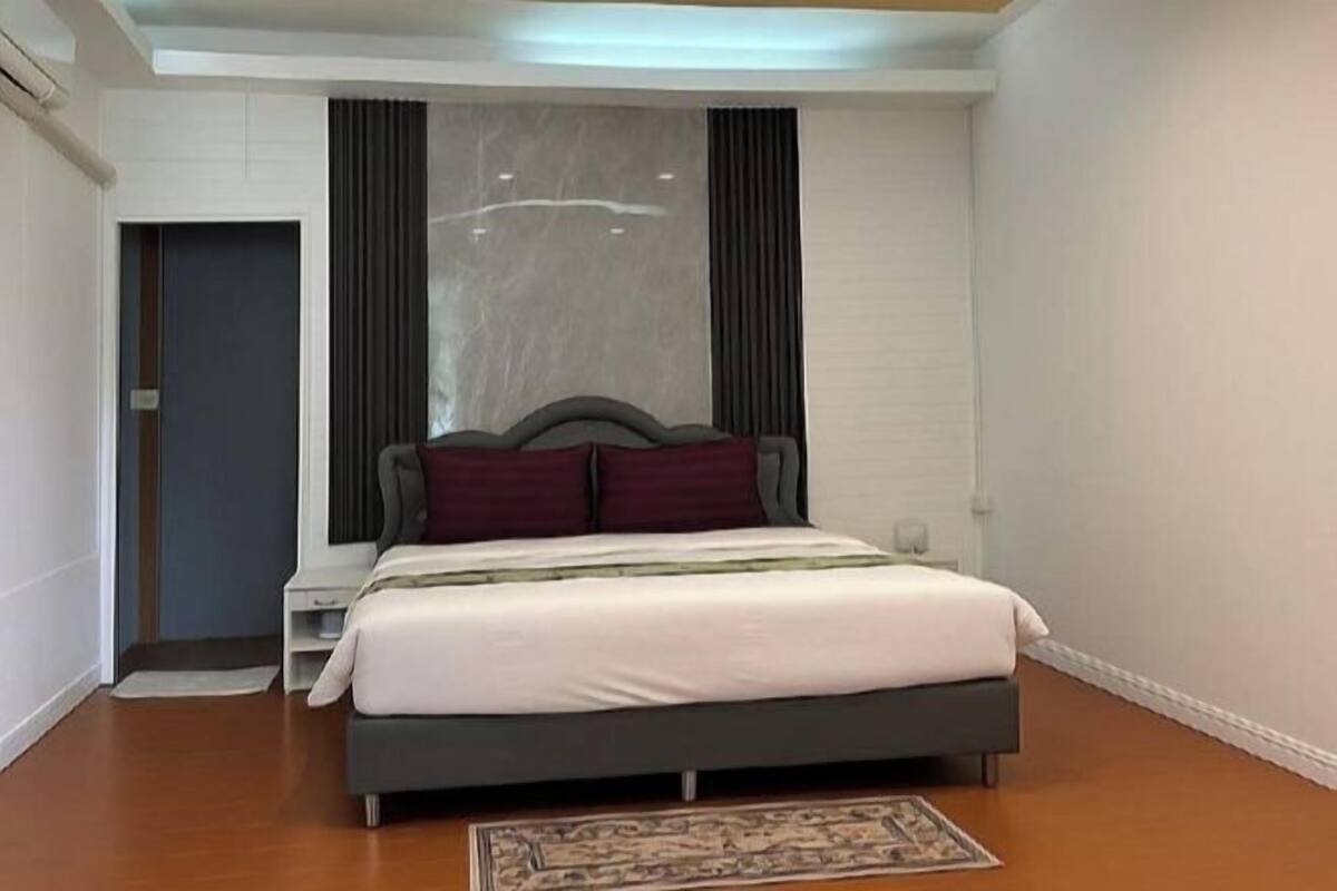 Rollaway beds (surcharge), WiFi (free)