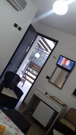 Doppelzimmer, Terrasse | Minibar