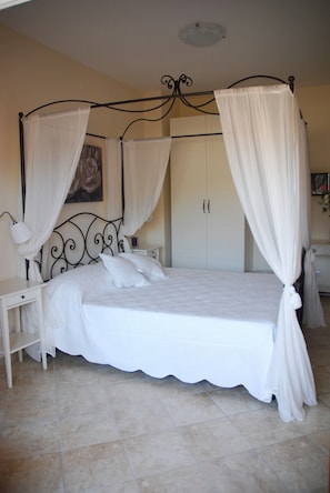 Double or Twin Room | 1 bedroom, premium bedding, desk, iron/ironing board - Stefy's Rooms (Rome)