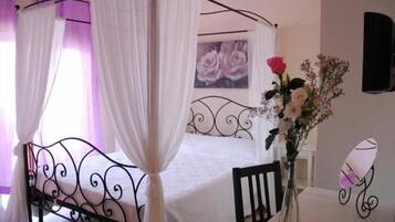 1 Schlafzimmer, hochwertige Bettwaren, Schreibtisch