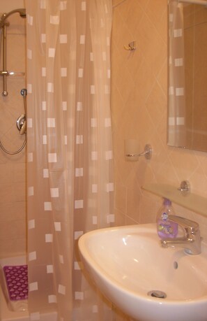 Bathroom sink - Stefy's Rooms (Rome)