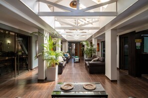 Área de estar no saguão