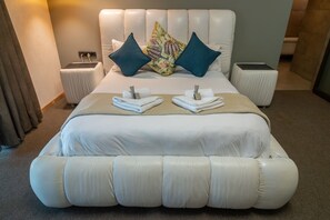 Quarto casal superluxo | Roupas de cama premium, escrivaninha, cortinas blackout