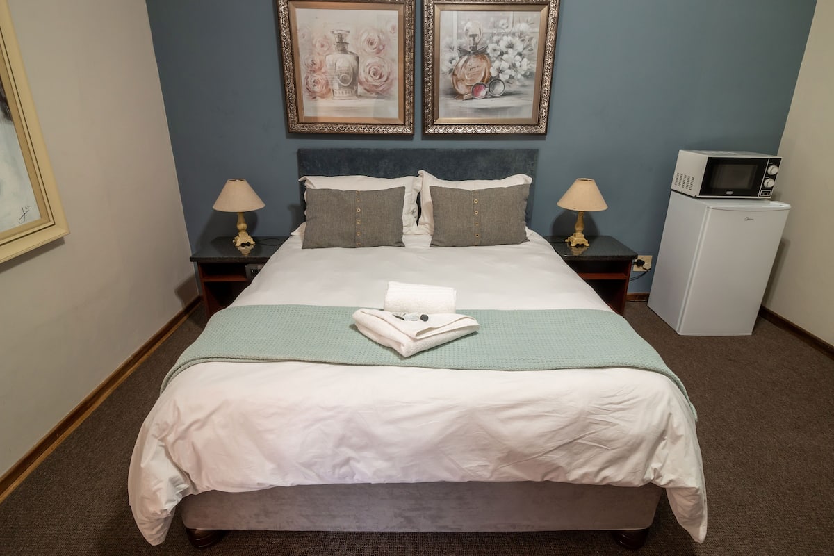 Ropa de cama de alta calidad, escritorio y cortinas blackout
