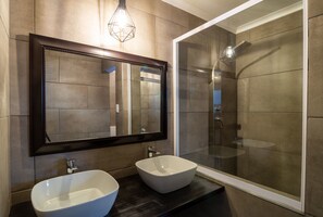Luxury Double Room | Bathroom | Shower, towels - Lala Dene Lodge (Bloemfontein)