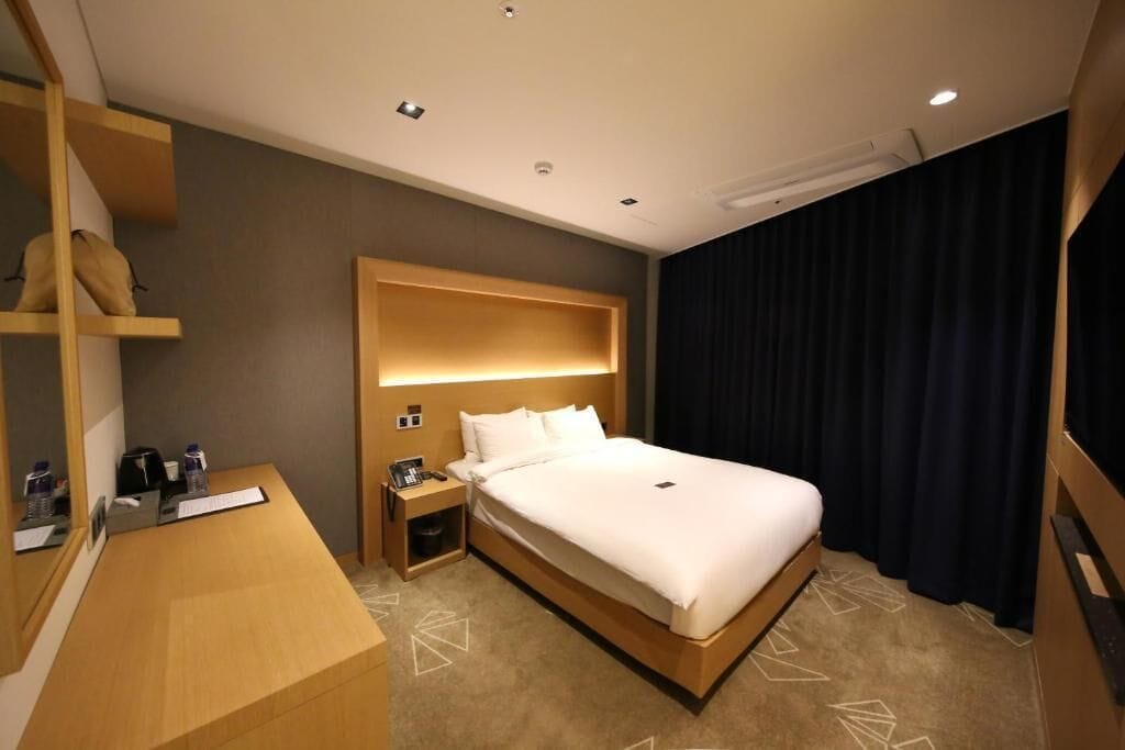 Escritorio, cortinas blackout y sistema de insonorización 