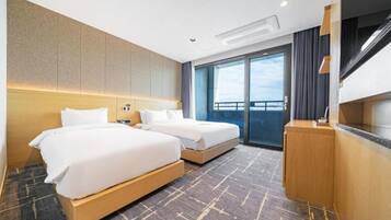 Bàn, màn/rèm cản sáng, phòng cách âm