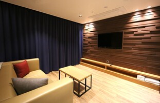 Una televisión de pantalla plana