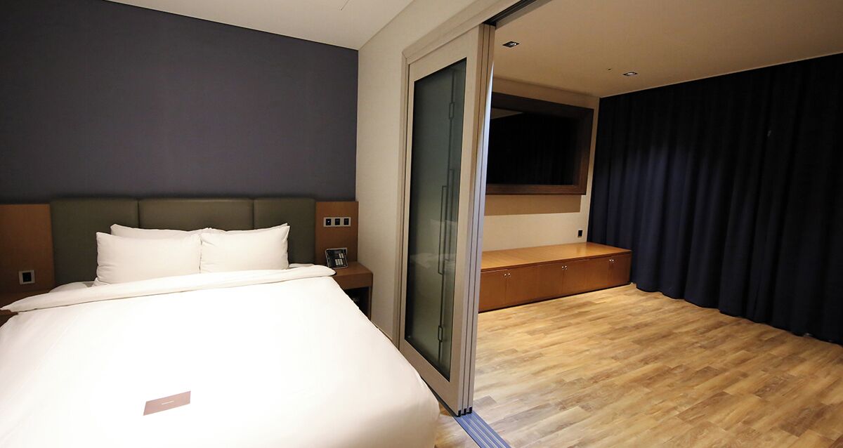 Family Suite, Lake View | Desk, blackout drapes, soundproofing, bed sheets