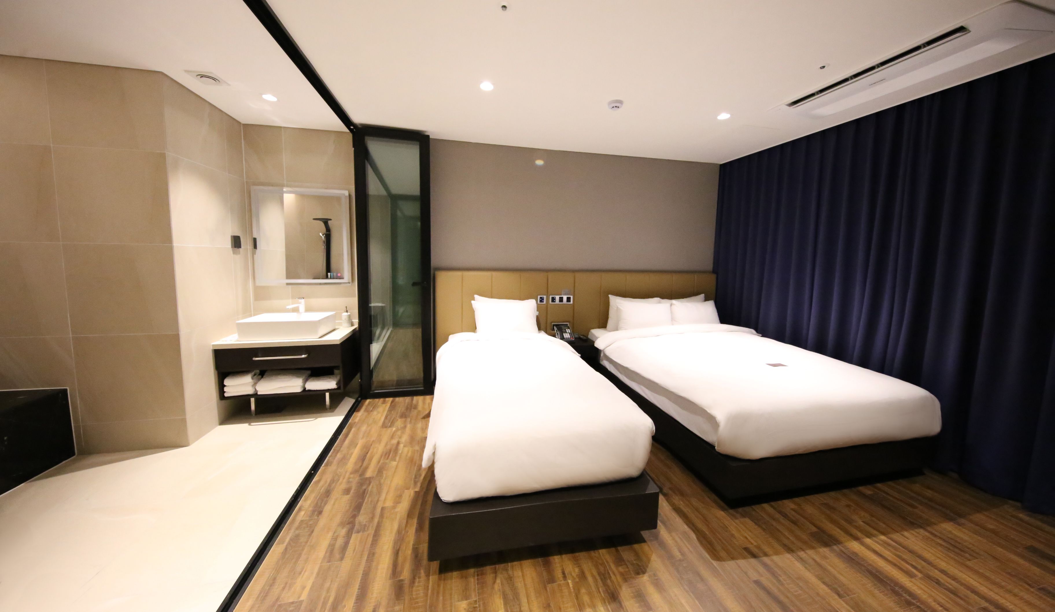 desk, blackout curtains, soundproofing, free cots/infant beds