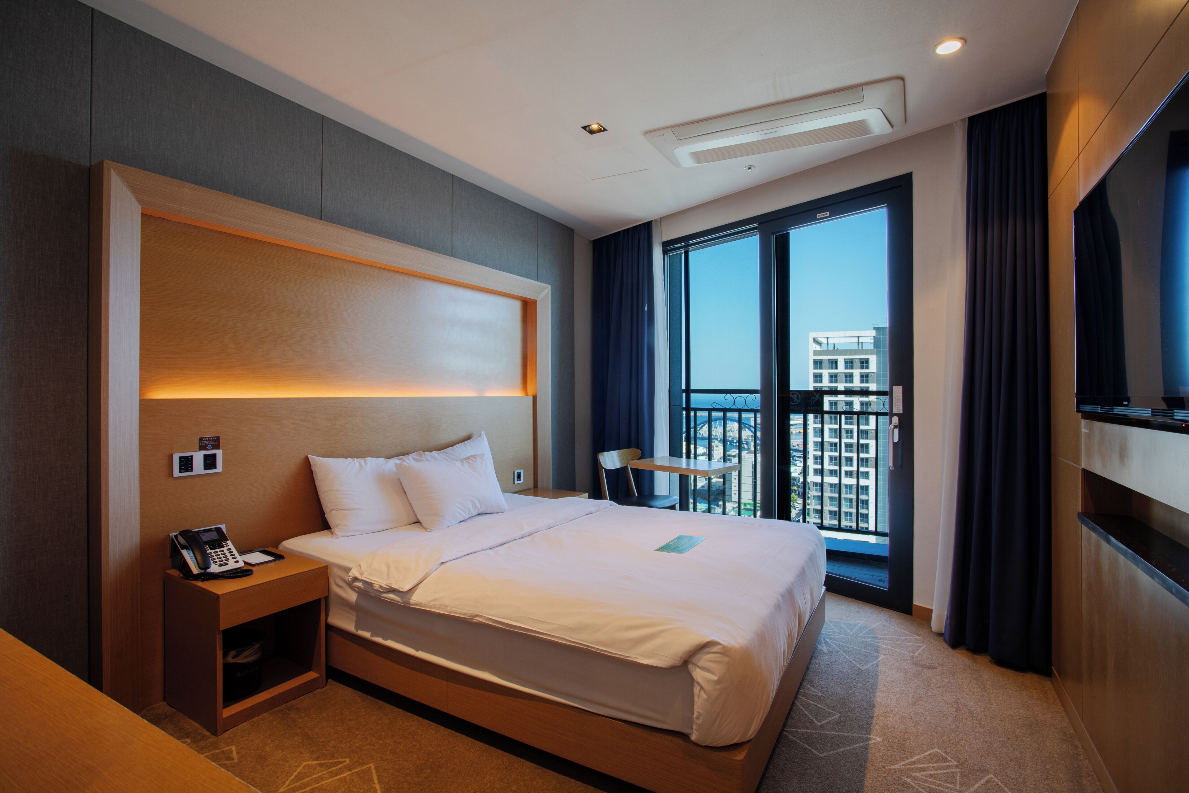 Escritorio, cortinas blackout y sistema de insonorización 