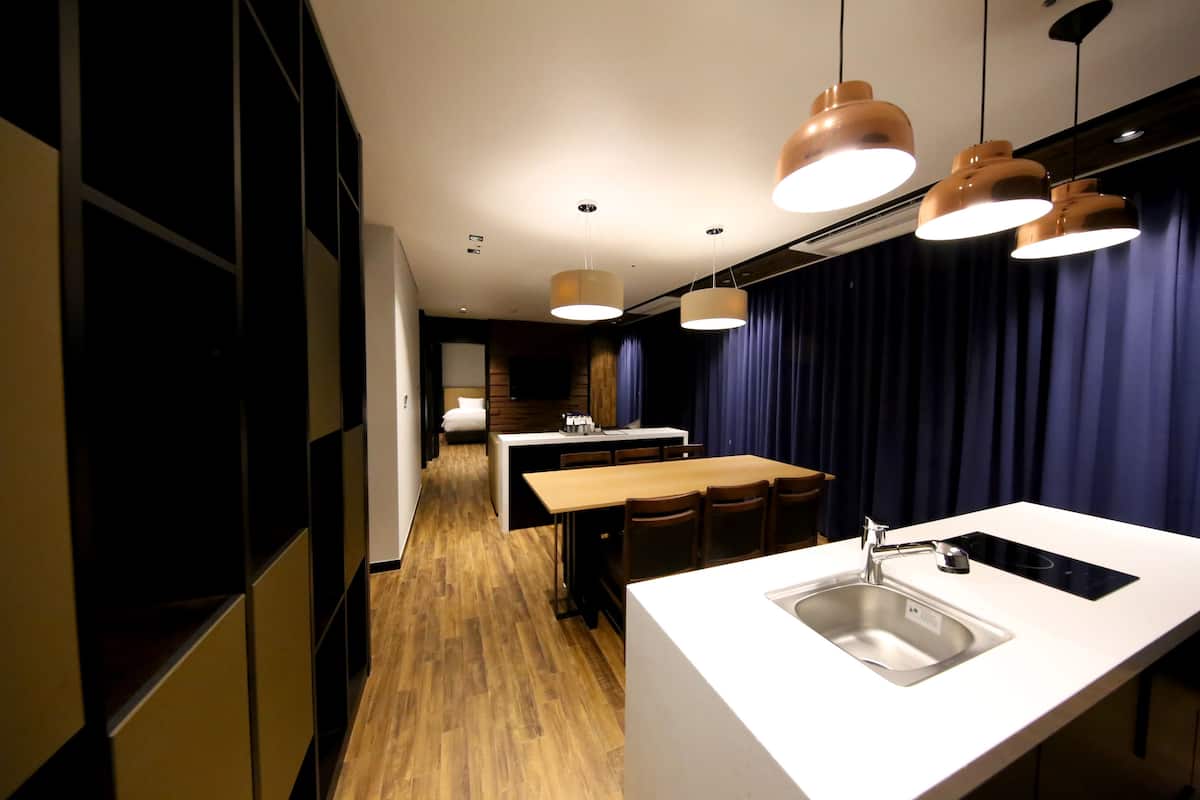 desk, blackout curtains, soundproofing, free cots/infant beds