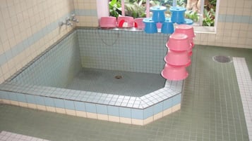 Bồn tắm và buồng tắm vòi sen riêng, đồ dùng nhà tắm miễn phí