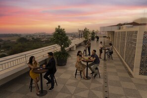 供应早餐、午餐和晚餐