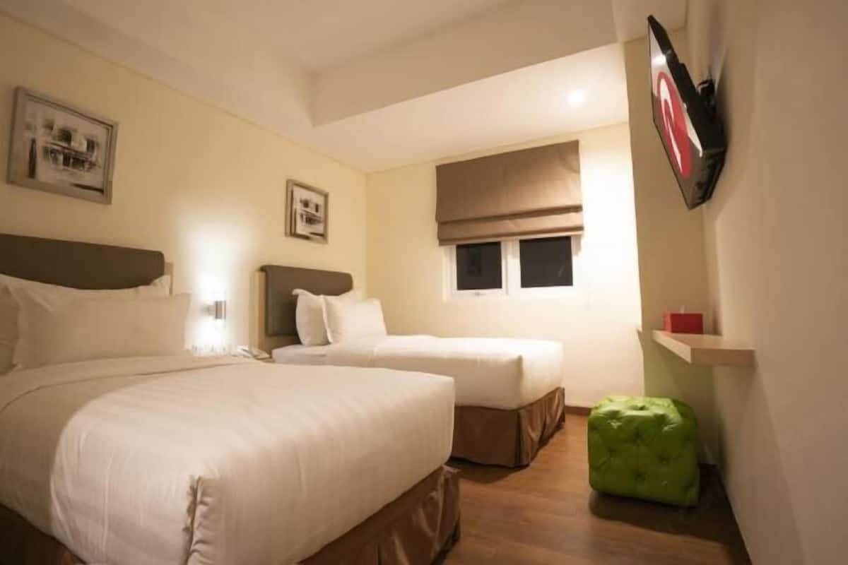 Ropa de cama de alta calidad, caja fuerte, escritorio