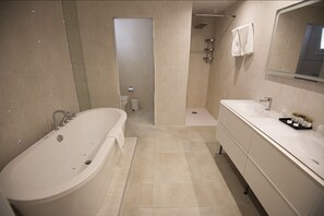 Suite, Meerblick | Badezimmer | Designer-Toilettenartikel, Haartrockner, Bademäntel, Hausschuhe