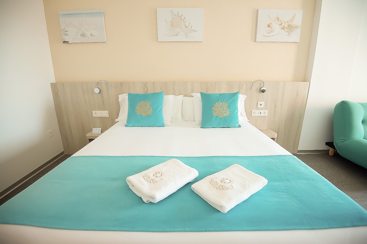 Familie suite, terras | 1 slaapkamer, een minibar, een kluis op de kamer, een bureau