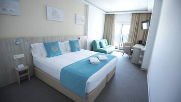 Minibar, Zimmersafe, Schreibtisch, laptopgeeigneter Arbeitsplatz