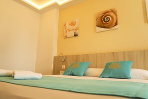 Minibar, in-room safe, desk, laptop workspace - Hotel Sol de Jávea (Javea)