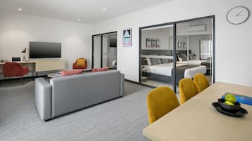 Lejlighed - 2 soveværelser | 1 soveværelse, minibar, pengeskab på værelset, skrivebord