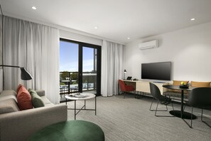 Apartamento, 1 habitación | 1 dormitorio, minibar, caja fuerte y escritorio