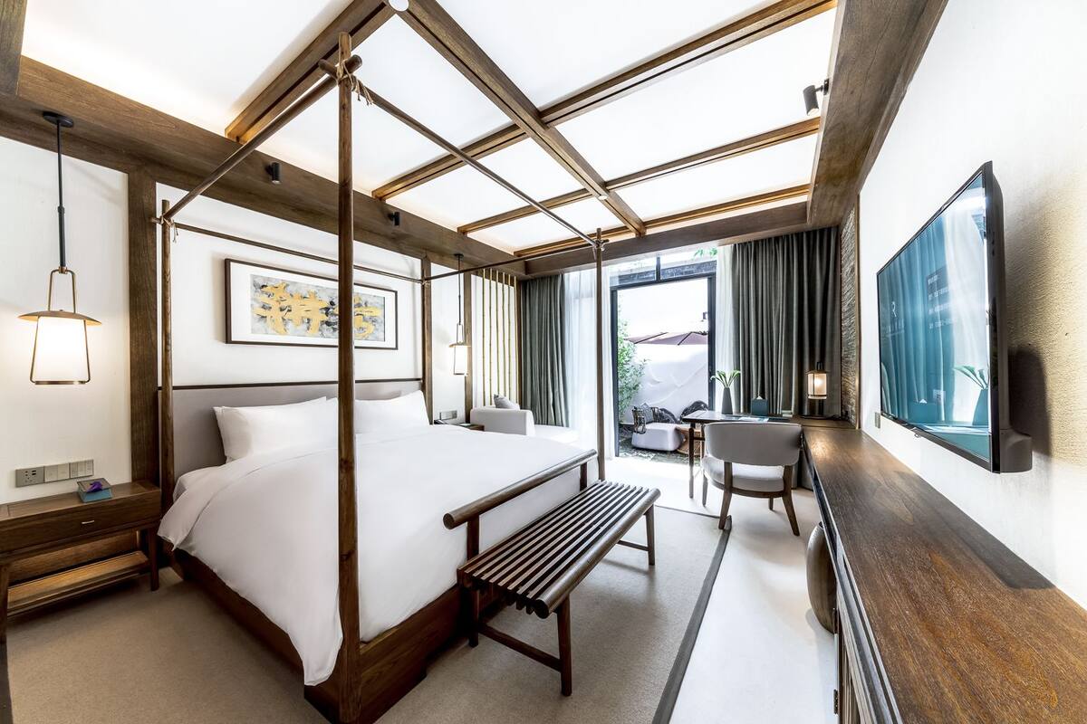Luxury Double Room, 1 King Bed, Smoking, Terrace | 1 bedroom, premium bedding, minibar, in-room safe