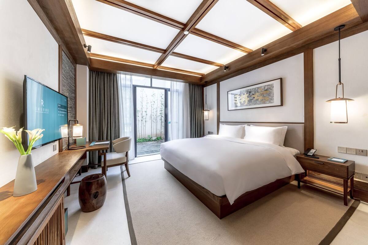 Luxury Double Room, 1 King Bed, Smoking, Balcony | 1 bedroom, premium bedding, minibar, in-room safe
