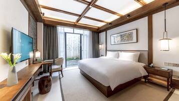 Luxe tweepersoonskamer, 1 kingsize bed, roken, balkon | 1 slaapkamer, luxe beddengoed, een minibar, een kluis op de kamer