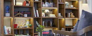 Library - Apollon Library Suites (Nafpaktos)