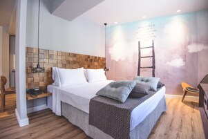 Ropa de cama de alta calidad y caja de seguridad en la habitación 