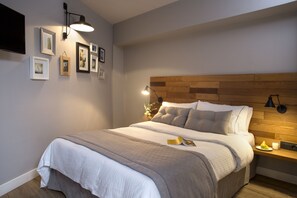 Premium bedding, in-room safe, desk, blackout curtains - Apollon Library Suites (Nafpaktos)
